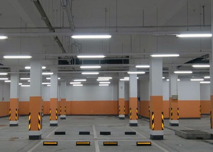 Executamos infraestrutura elétrica para edifícios e condomínios, com SPDA conforme NBR 5419, iluminação de áreas comuns, quadros gerais, balanceamento de carga e sistemas de emergência com total segurança e eficiência.